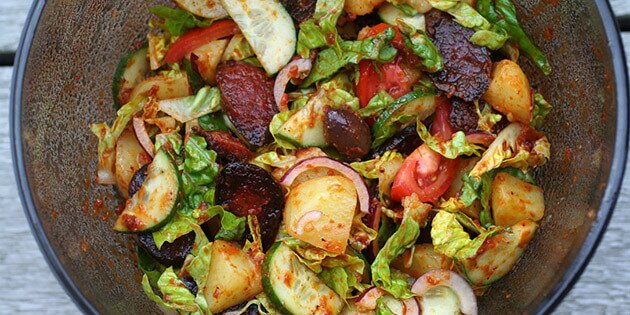 Spansk-inspireret kartoffelsalat vendt med en skøn dressing.