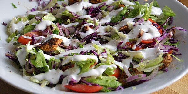 Den lækre kebabsalat med kylling, creme fraiche dressing og friske grøntsager