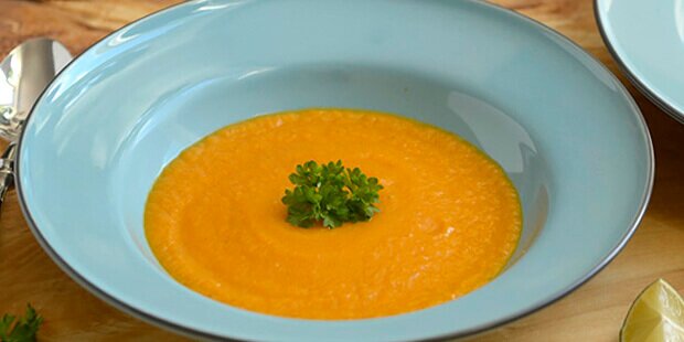Den nemme gulerodssuppe er pakket med smag og er perfekt til kolde dage.