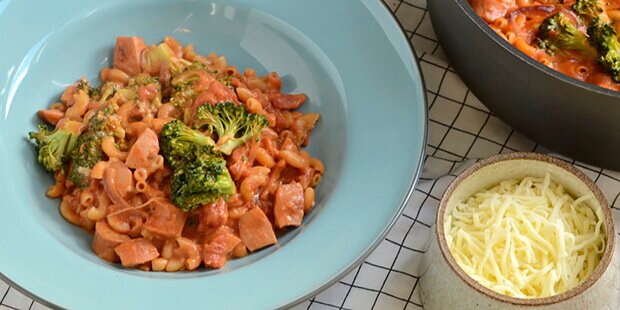 One pot pastaen med pølser kan serveres med ekstra mozzarella.