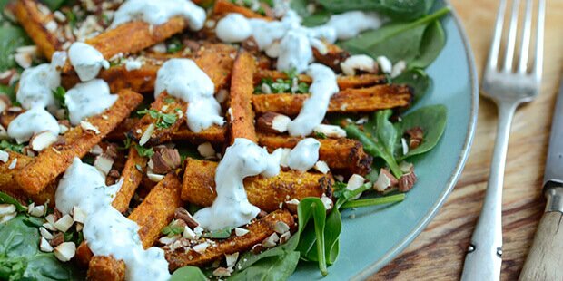 Gulerødderne krydres med karry og spidskommen, så de smager ekstra godt.