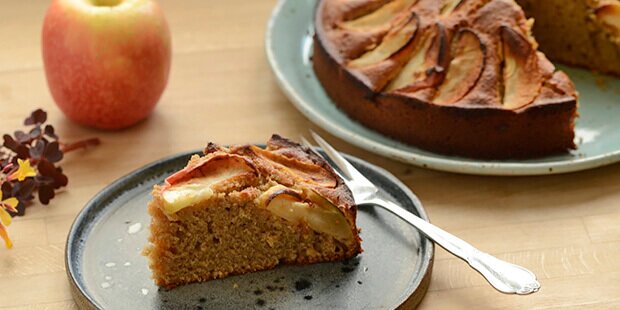 Den svampede æblekage med ingefær, som skaber en rigtig god smag.