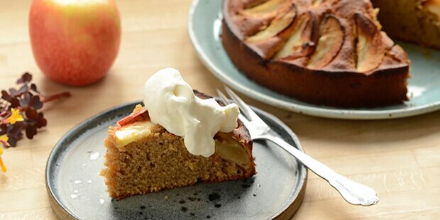 Med en klat flødeskum på toppen er kagen helt perfekt.