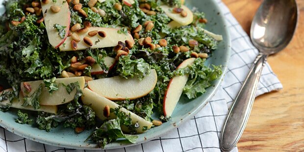 De søde æbler og ristede pinjekerner giver lidt kontrast til den cremede dressing i grønkålssalaten.