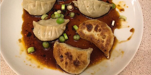 De er så lækre, når de får lidt stegeflade og serveres med den skønne sauce til.