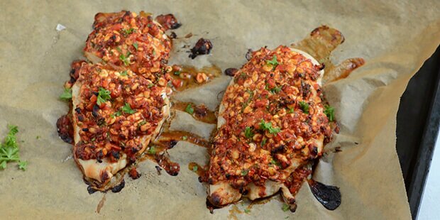 Kyllingefileterne bages i ovnen og bliver dejligt saftige.