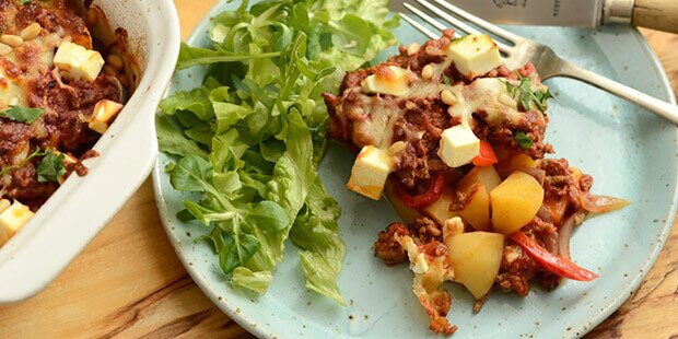 Kartoffelfadet med hakket oksekød og peberfrugt er lavet med græsk inspiration
