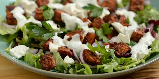 De sprøde søde kartofler smager suverænt godt sammen med den kølige dressing.