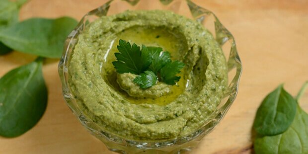 Spinat giver sammen med persillen en skøn smag og en flot farve til den grønne hummus.