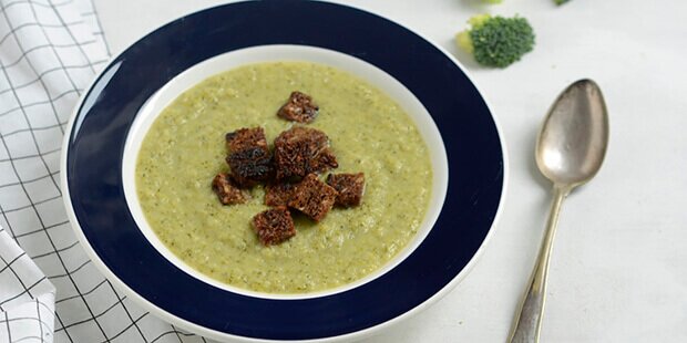 Sund broccolisuppe, der tilmed er mega nem at lave.