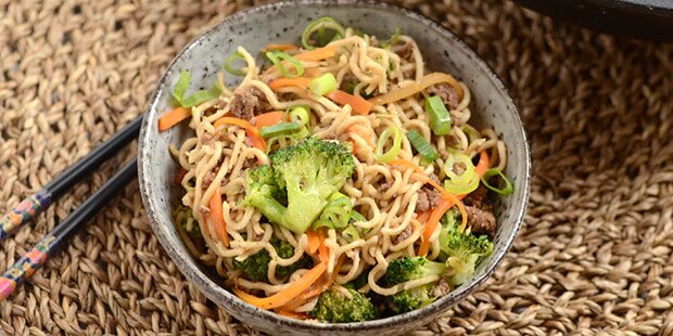 Hakket oksekød og grøntsager gør retten dejlig fyldig og mættende.