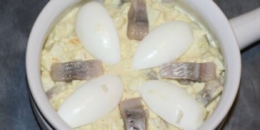 Her er karrysildene pyntet med æg og sild på toppen.