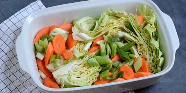 Grøntsagerne er forberedte og klar i fadet.