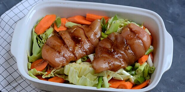 Fileterne marineres og lægges ovenpå grøntsagerne - så er retten klar til tilberedning.