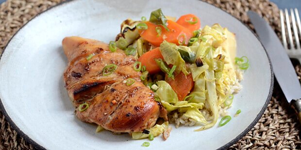 Servér kyllingen med f.eks. brune ris, som er super sunde og kan suge den dejlige sauce.