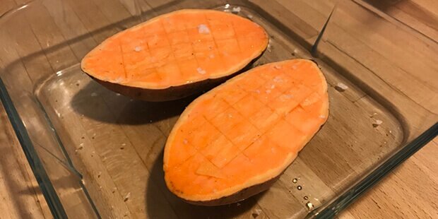 Skær tern i de søde kartofler, inden de krydres og bages i ovnen.