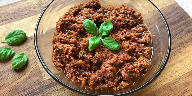 Skøn rød pesto med mandler, basilikum, hvidløg og olivenolie.