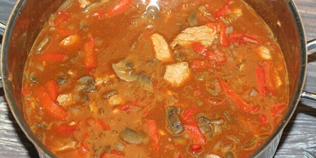 Hurtig gryderet med svinekød.