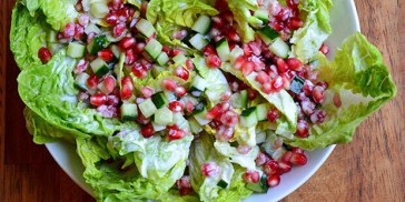 En grøn salat med knasende sprøde granatæbler, frisk agurk og cremet mormordressing.