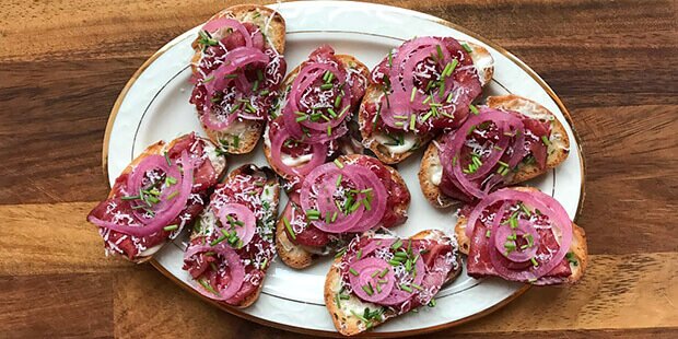 Sprøde små bruschettas med carpaccio og dejlig creme.