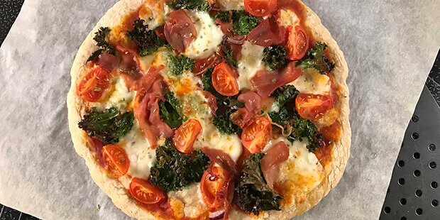 Dryp evt. pizzaen med lidt olivenolie inden bagning.