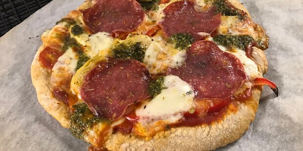 De sprøde pizzaer med pesto og smeltet mozzarellaost.