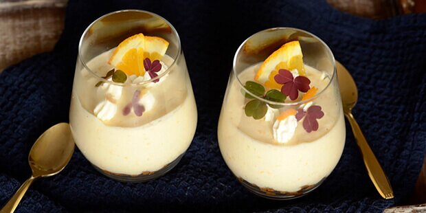 Med en sprød bund af bastognekiks og den fløjlsbløde mousse er det en intet mindre end forrygende dessert.