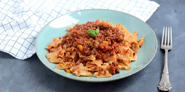 Super lækker spaghetti bolognese smækfyldt med grøntsager.