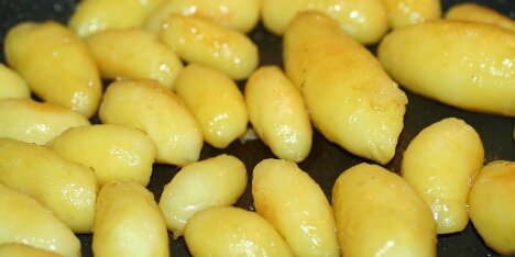 Hvis man bruger akaciehonning, så bliver kartoflerne ikke så brune, men de har stadig den søde smag.