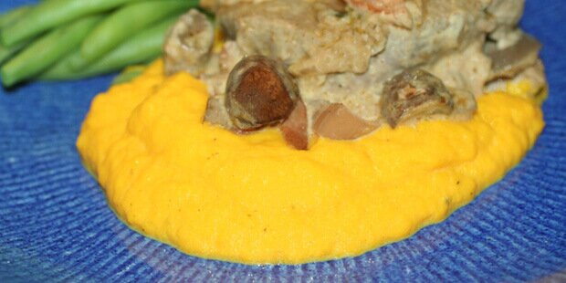 Her er mosen servéret som tilbehør til mørbradgryde.