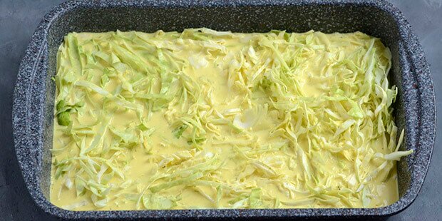 Spidskål og løg kommes i fadet, og sovsen hældes over.