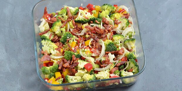 Sprød bacon blandes med bl.a. broccoli, peberfrugt og løg.