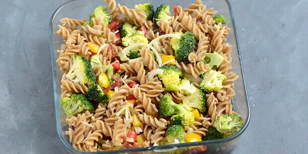 Pastaen steges med alle de skønne grøntsager i ovnen.