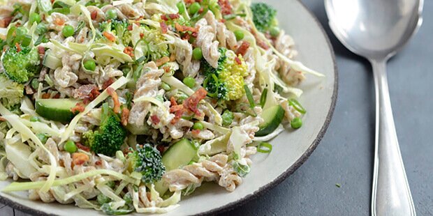 Pastasalaten bugner af lækre sager såsom spidskål, ærter, agurk og broccoli.