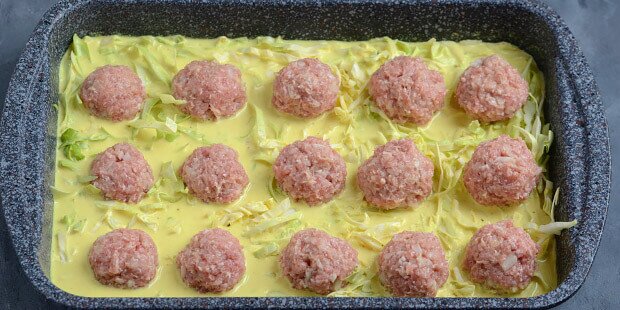 Kødbollerne formes og lægges ovenpå spidskålen.