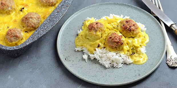 Boller i karry kan på klassisk vis serveres med ris til.