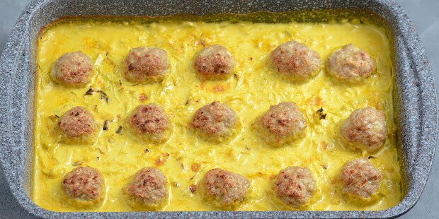 Den nemme opskrift giver saftige kødboller og en dejlig cremet karrysovs.