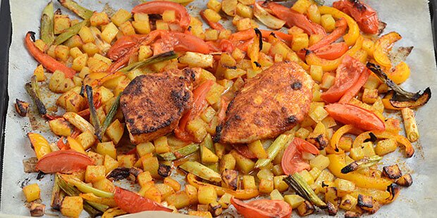 En bund af grøntsager og krydrede kyllingefileter ovenpå.