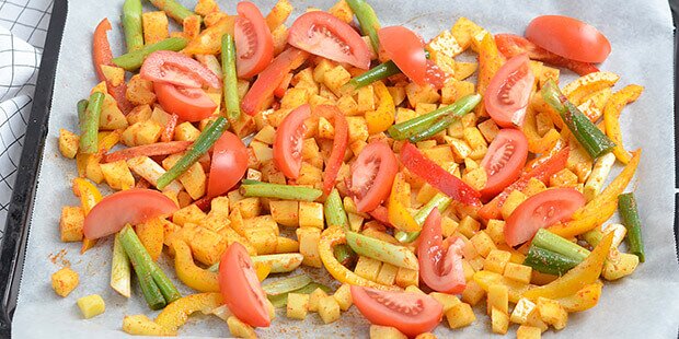 Peberfrugt, forårsløg, tomater og kartofler udgør grøntsagsbunden.