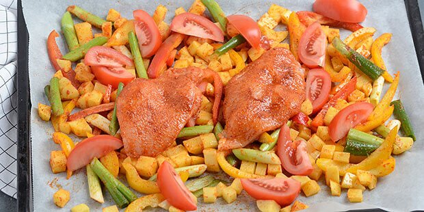 Kyllingefileterne krydres godt og vendes med olie.