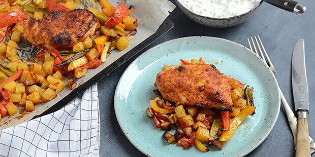 De bagte grøntsager og kyllingen er klar til servering.