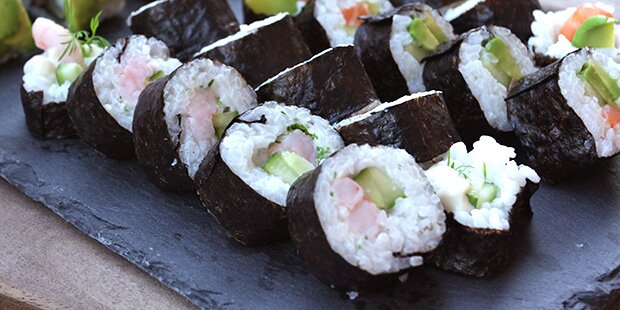 Simpelt og lækkert er essensen af disse hjemmelavede sushi med rejer