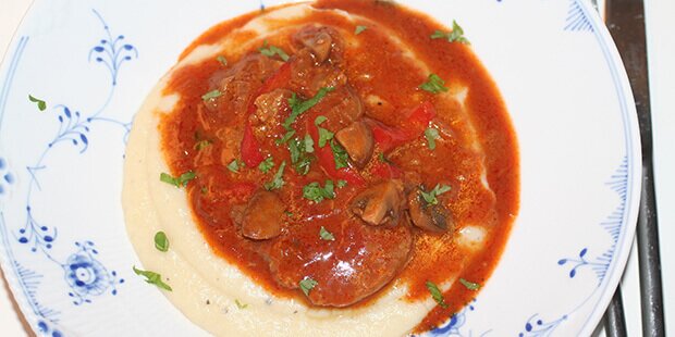 Her serveret med blomkålsmos.