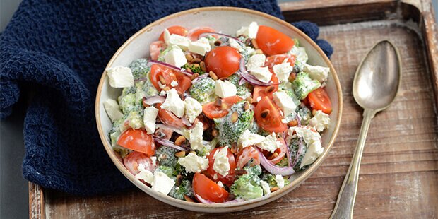 Feta giver lige salaten med broccoli og cherrytomater det sidste pift.