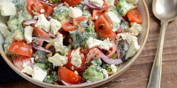 Den cremede broccolisalat med græsk yoghurt kan drysses med ristede pinjekerner