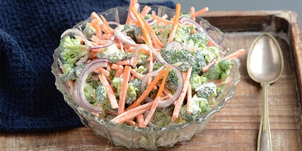 Gulerødderne i broccolisalaten giver et flot farvespil.