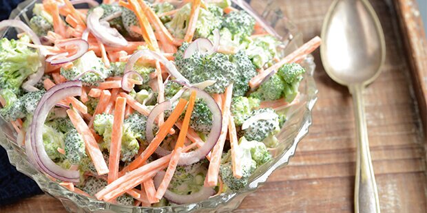 Broccolisalaten svøbes ind i den lækre dressing med honning, creme fraiche og citron.
