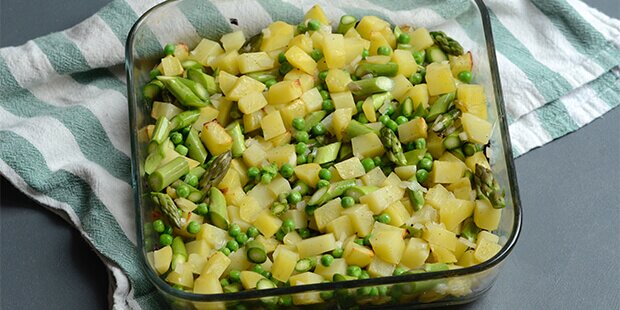 Så tilsættes ærter og asparges til fadet.