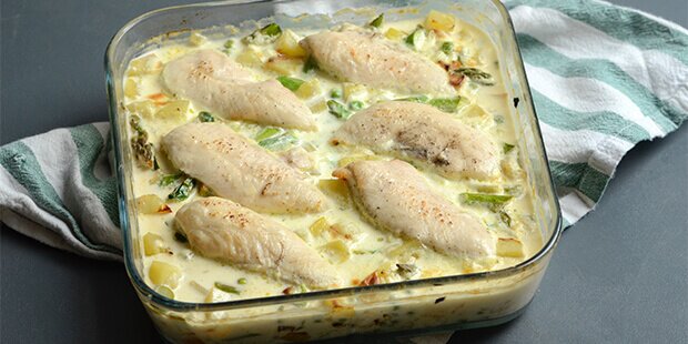 Kartoflerne er møre og kyllingen er gennemstegt - så er der serveret.