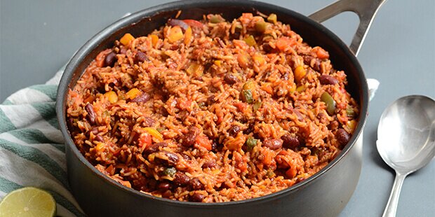 Den mexicanske one pot er fyldt med hakket oksekød, ris og grøntsager.